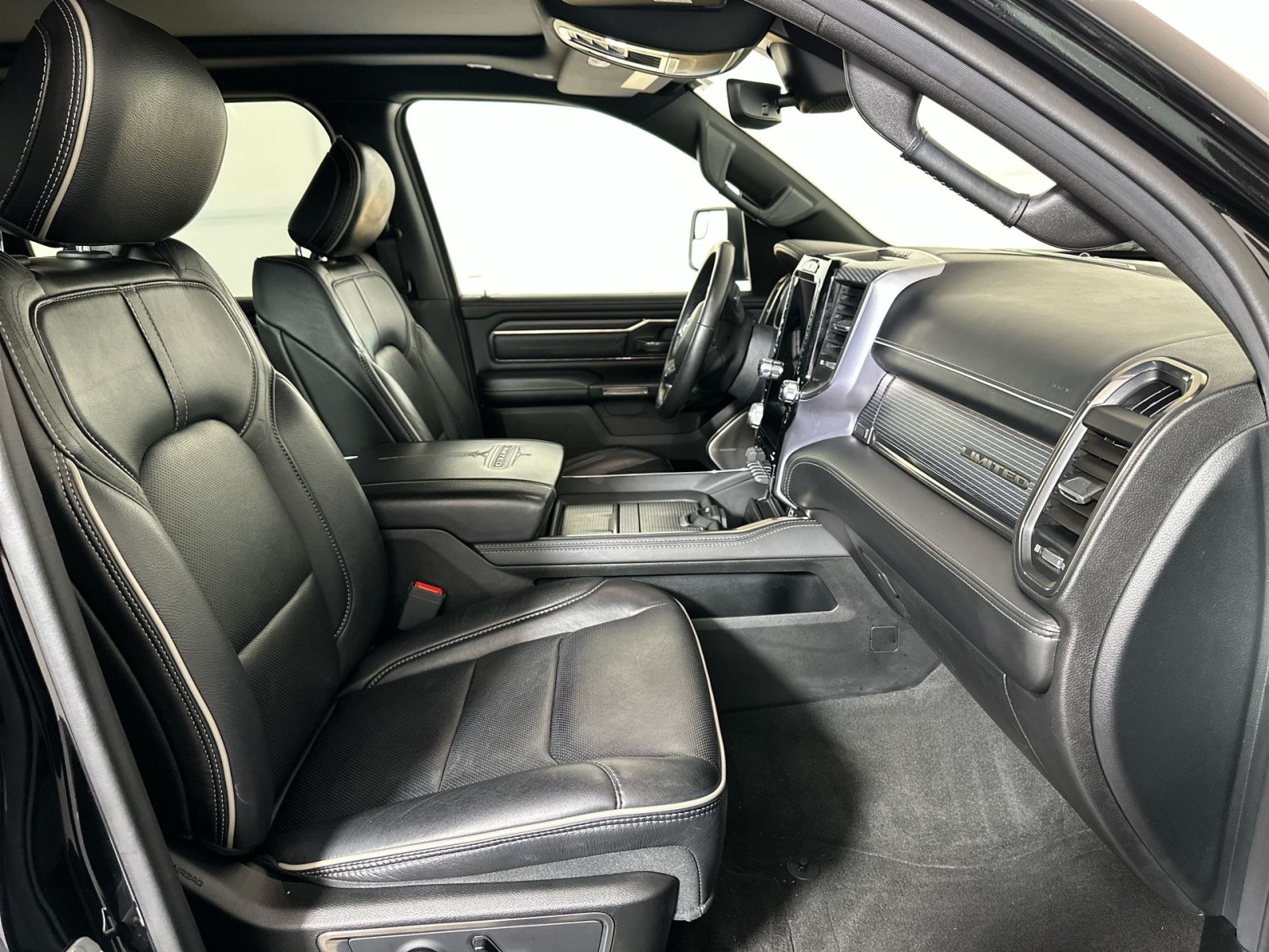 Used 2020 RAM 1500 Limited w/ Black Appearance Package AWD/4WD image 28