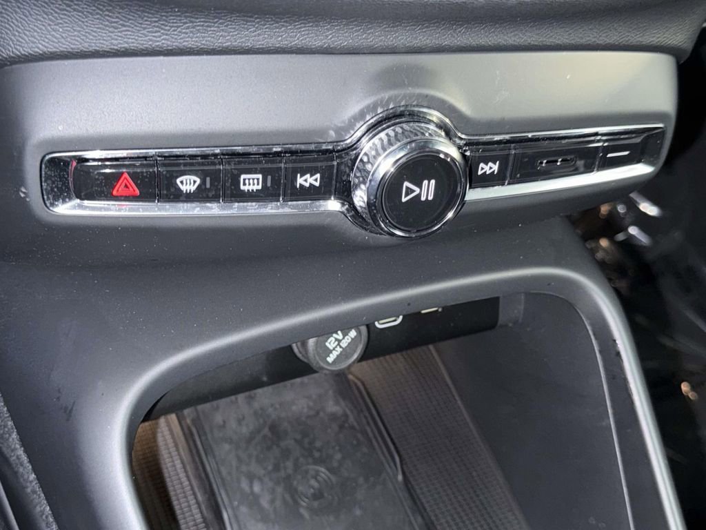 Used 2023 Volvo XC40 B5 Plus w/ Climate Package image 25