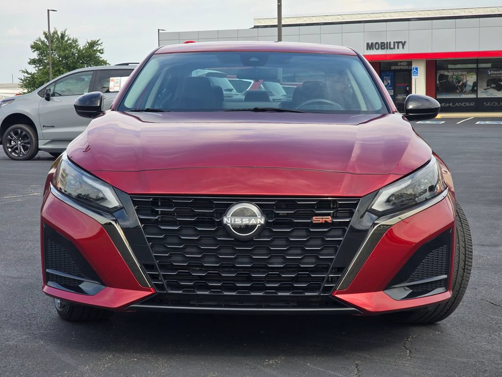 Used 2023 Nissan Altima 2.5 SR w/ SR Premium Package FWD image 3