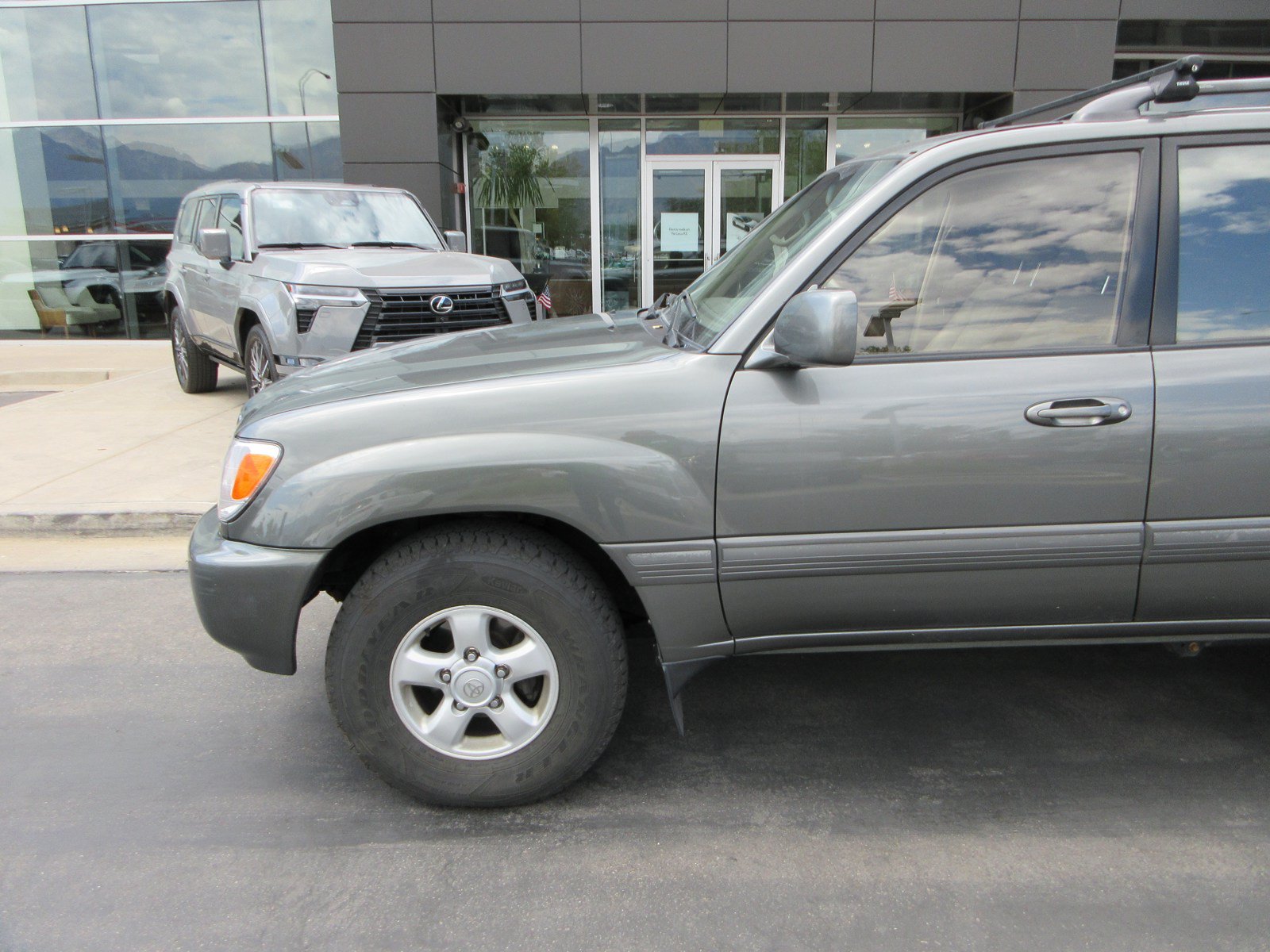Used 2000 Toyota Land Cruiser AWD/4WD image 2