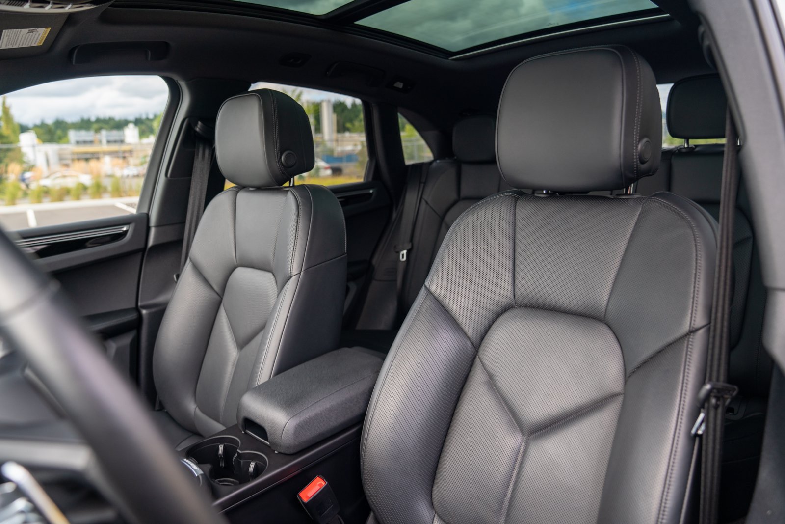 Certified 2023 Porsche Macan Turbo AWD/4WD image 5