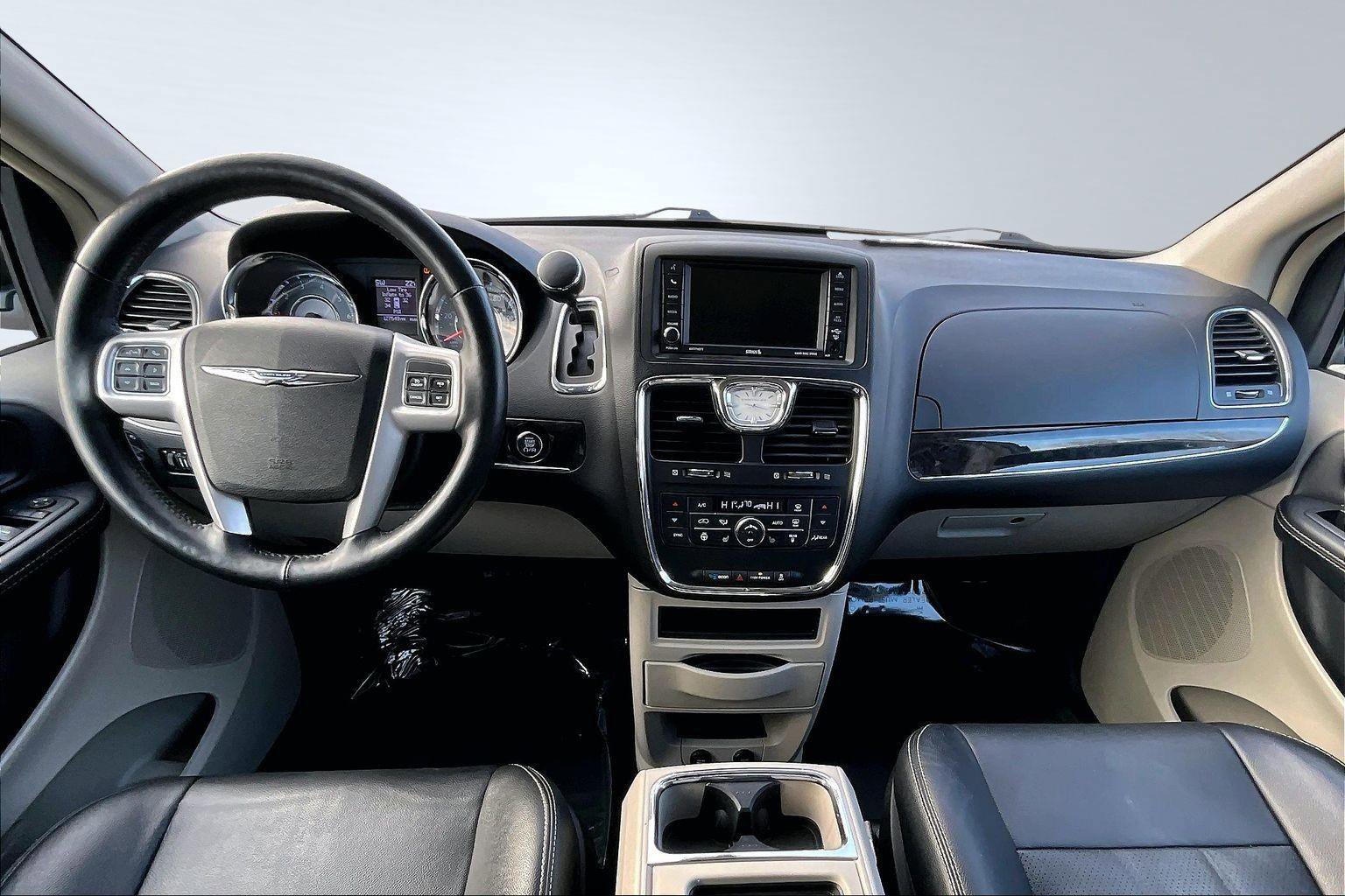 Used 2015 Chrysler Town & Country Touring-L w/ Driver Convenience Group image 7