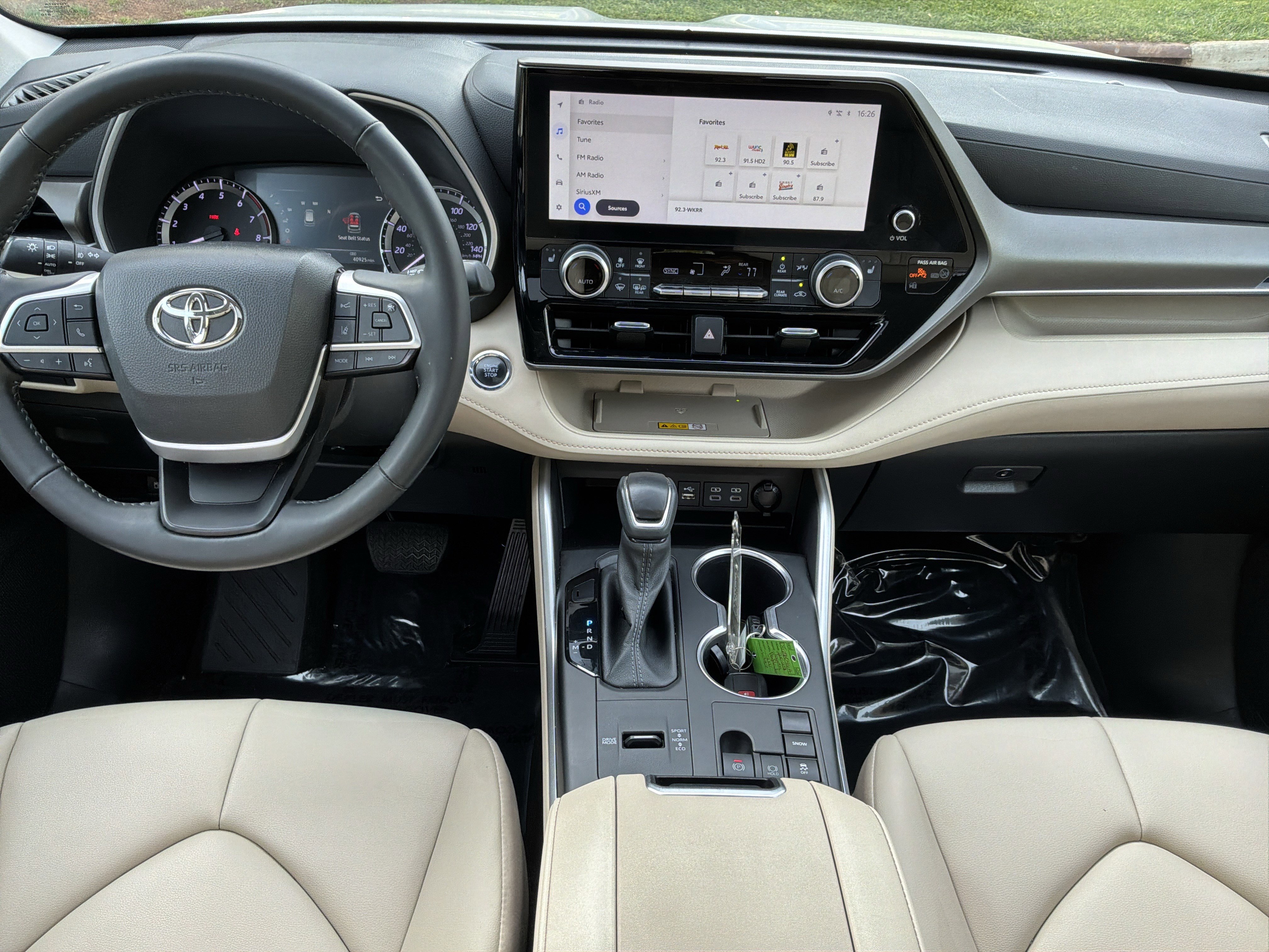 Used 2023 Toyota Highlander XLE image 30