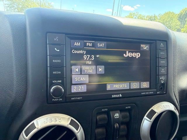 Used 2017 Jeep Wrangler Unlimited Sahara w/ Connectivity Group AWD/4WD image 26