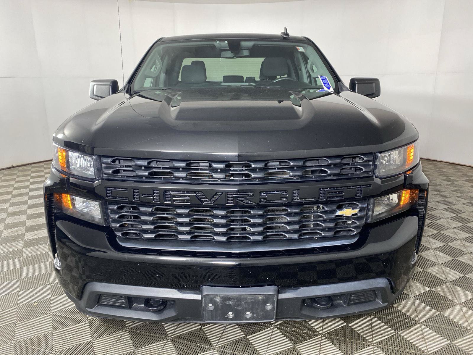 Used 2019 Chevrolet Silverado 1500 Custom w/ Custom Value Package AWD/4WD image 2
