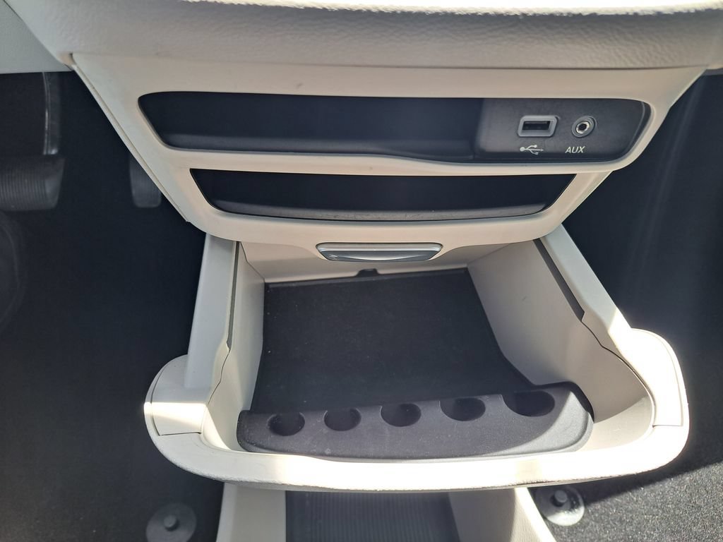 Used 2017 Chrysler Pacifica Touring-L FWD image 16