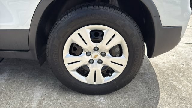 Used 2017 Chevrolet Trax LS w/ LPO, Cargo Package FWD image 18