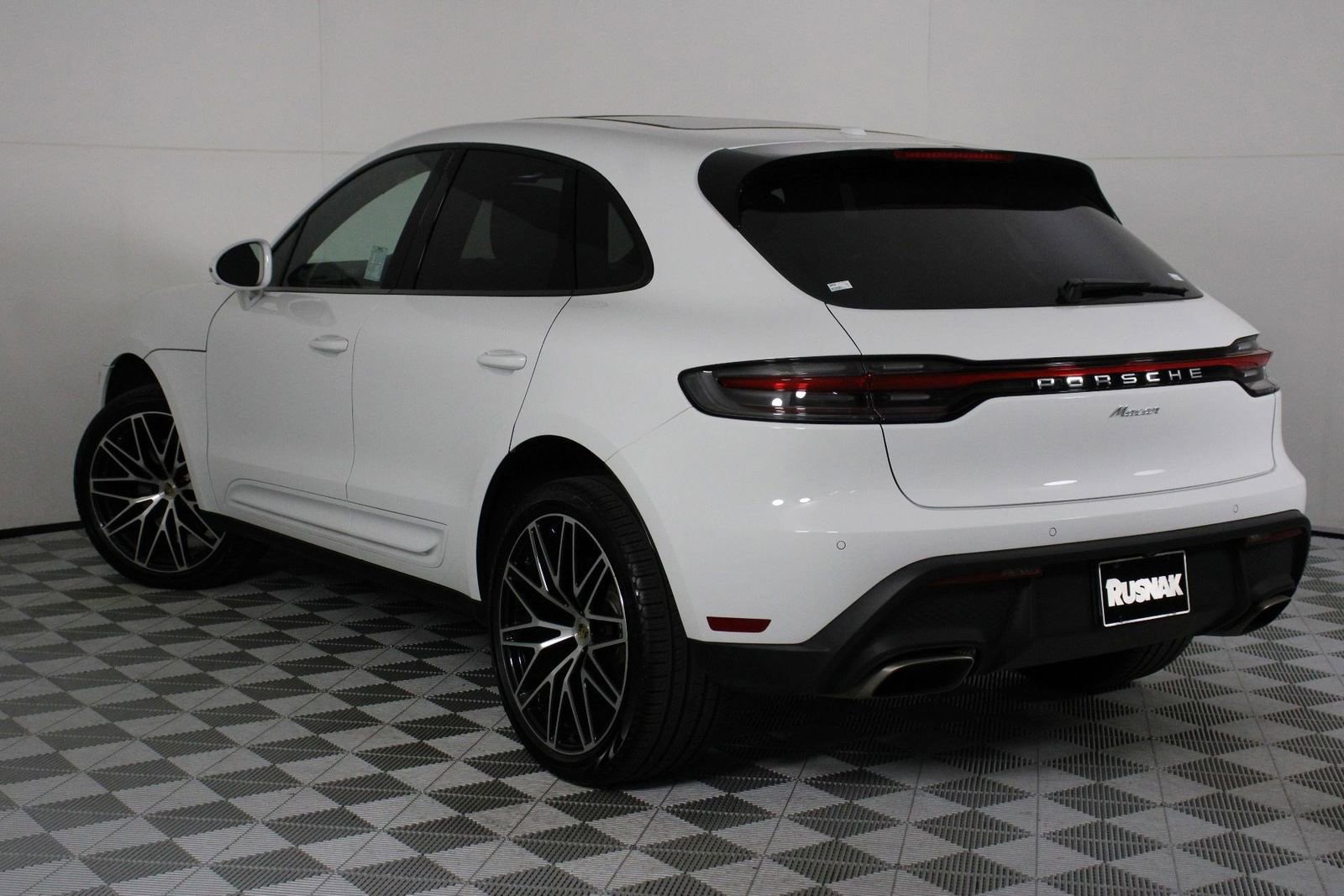 Certified 2025 Porsche Macan image 3