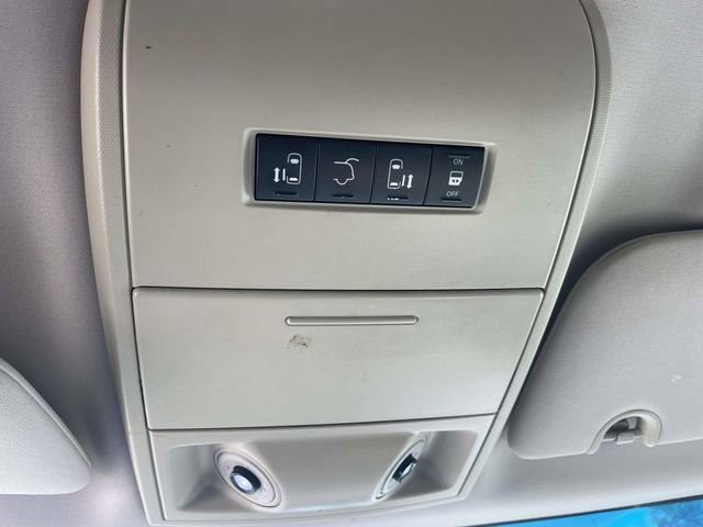 Used 2013 Chrysler Town & Country Touring image 20