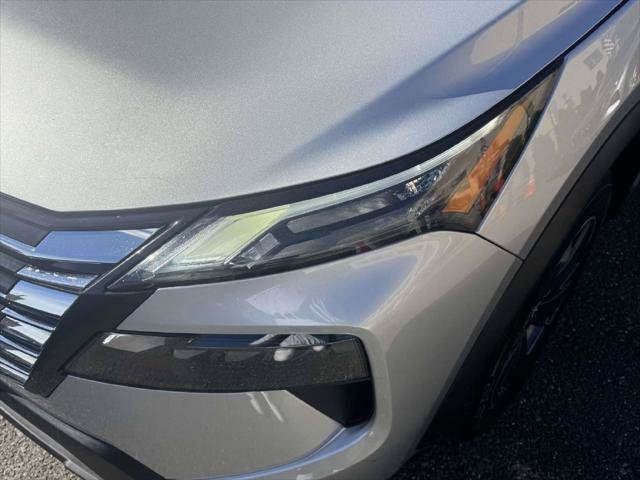 Used 2024 Nissan Rogue SV AWD/4WD image 7