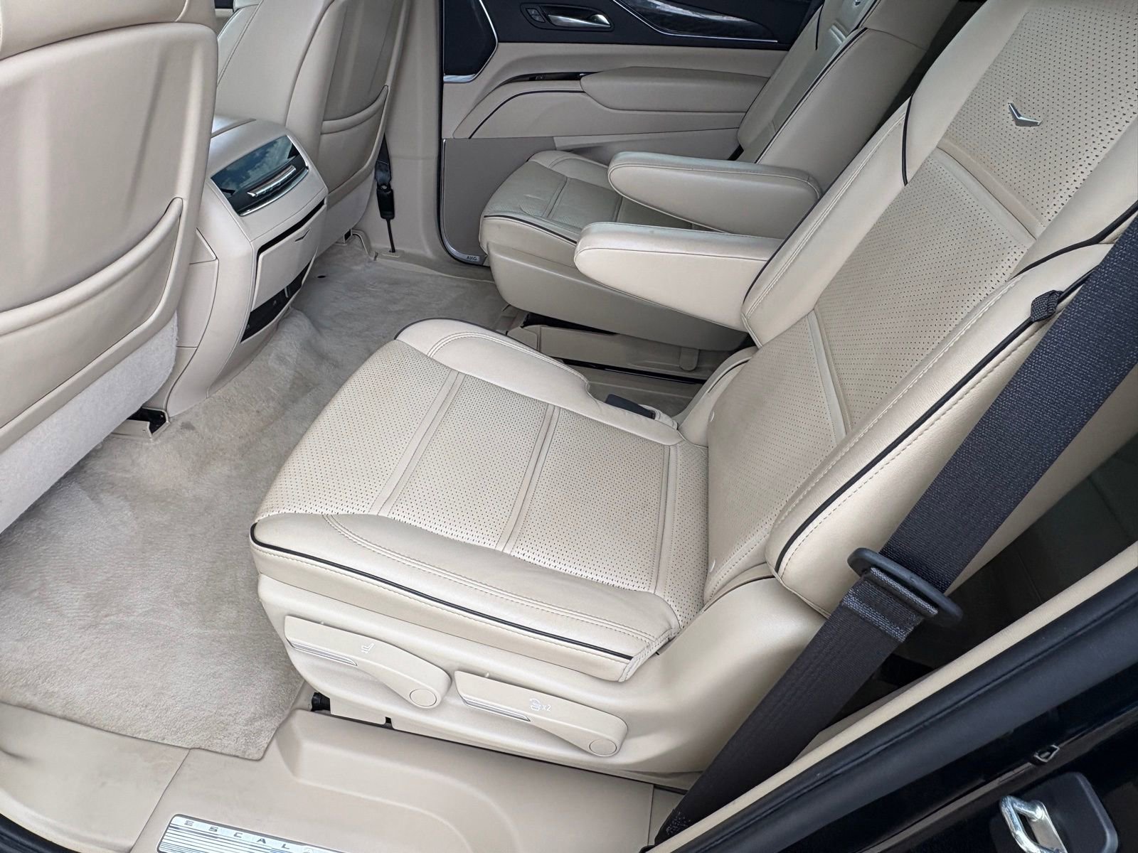 Used 2022 Cadillac Escalade Premium Luxury image 41