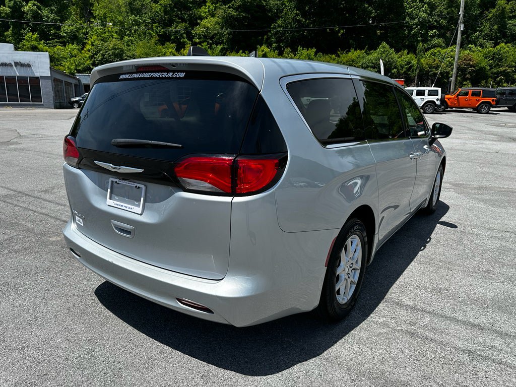 Used 2023 Chrysler Voyager LX FWD image 3