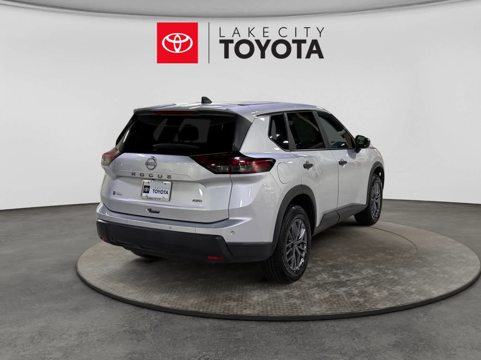 Used 2024 Nissan Rogue S AWD/4WD image 9