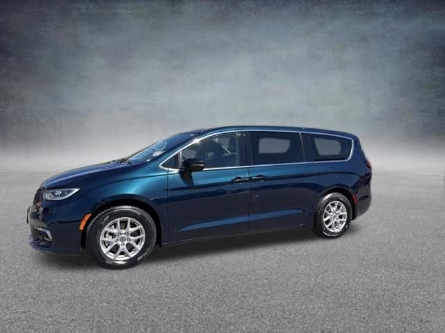 Used 2023 Chrysler Pacifica Touring-L image 12