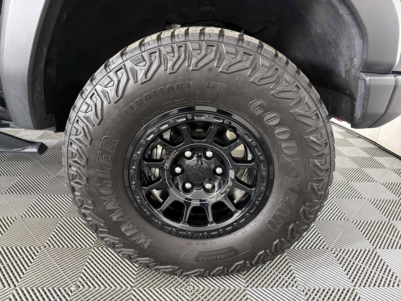 Used 2024 GMC Canyon AT4X w/ AT4X AEV Edition image 10