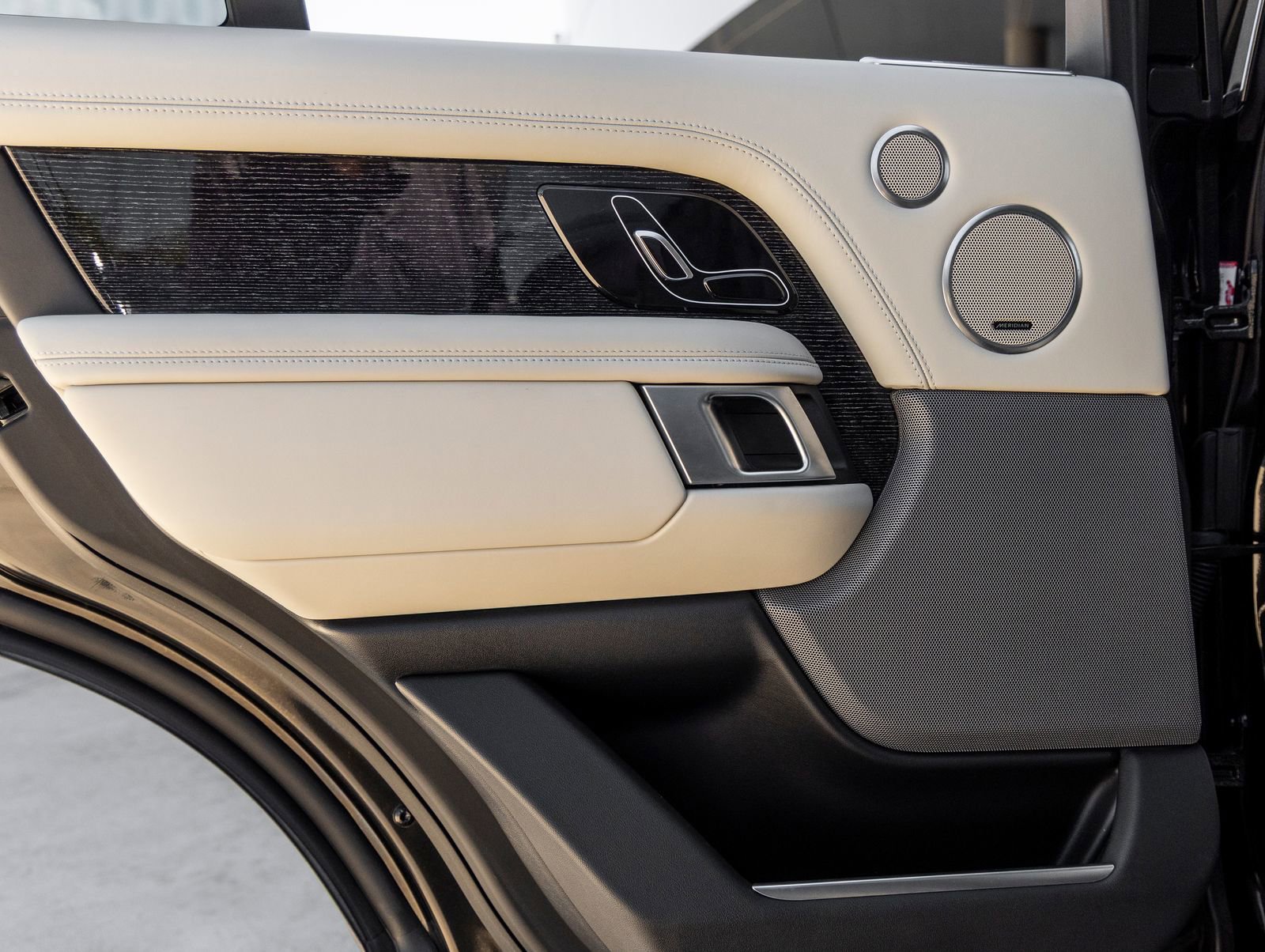 Used 2020 Land Rover Range Rover Autobiography image 32