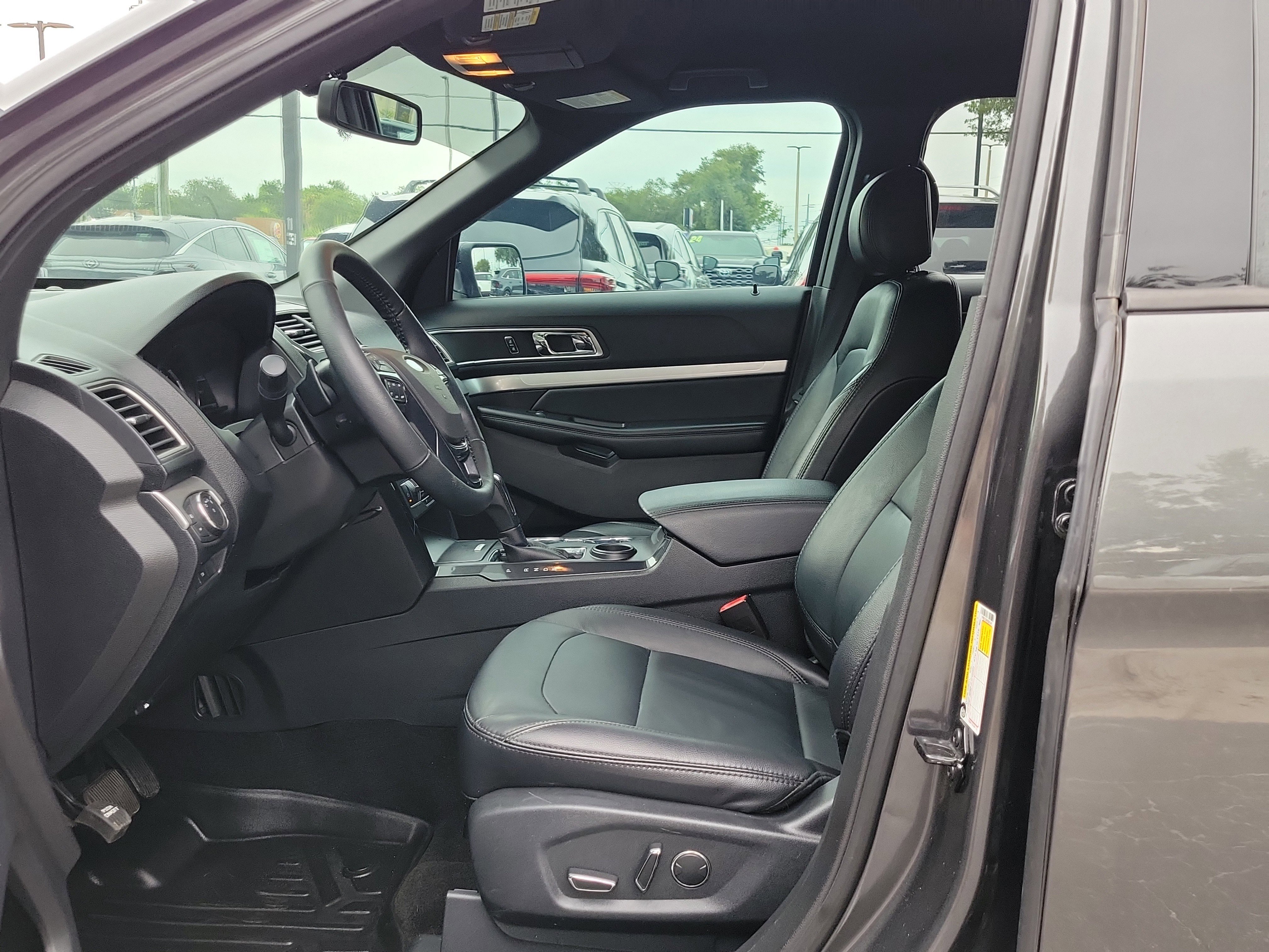 Used 2017 Ford Explorer XLT w/ Equipment Group 202A FWD image 19