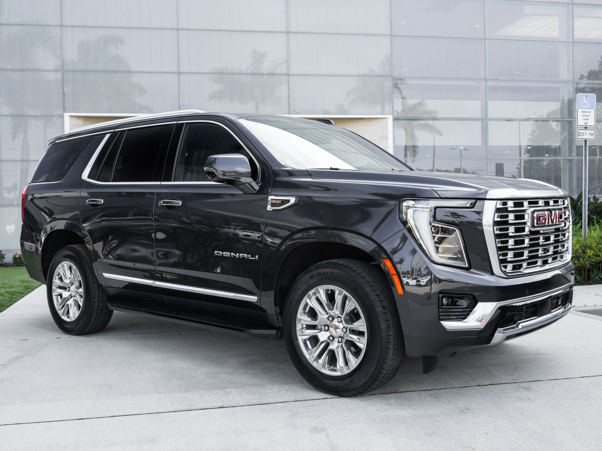 Used 2025 GMC Yukon Denali RWD image 3