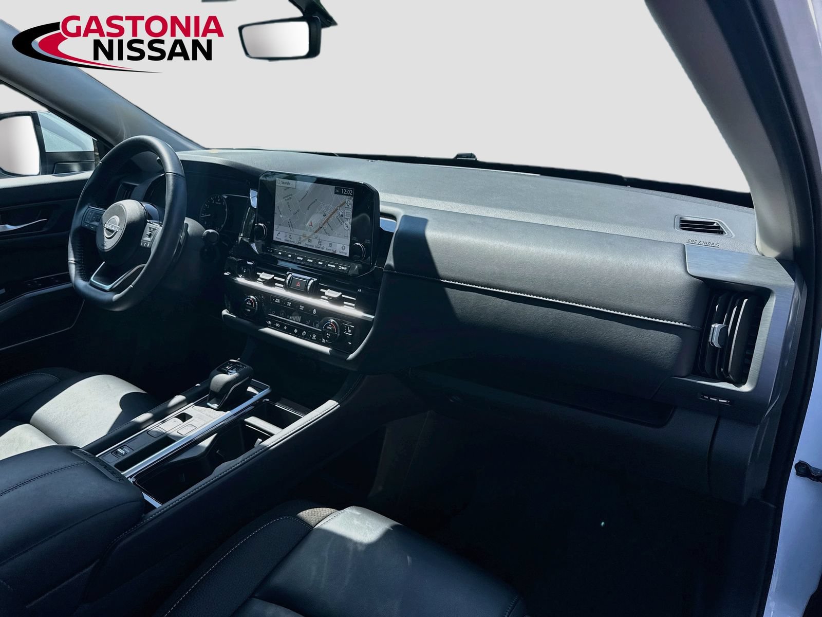 Used 2025 Nissan Pathfinder SL w/ Black Appearance Package FWD image 40