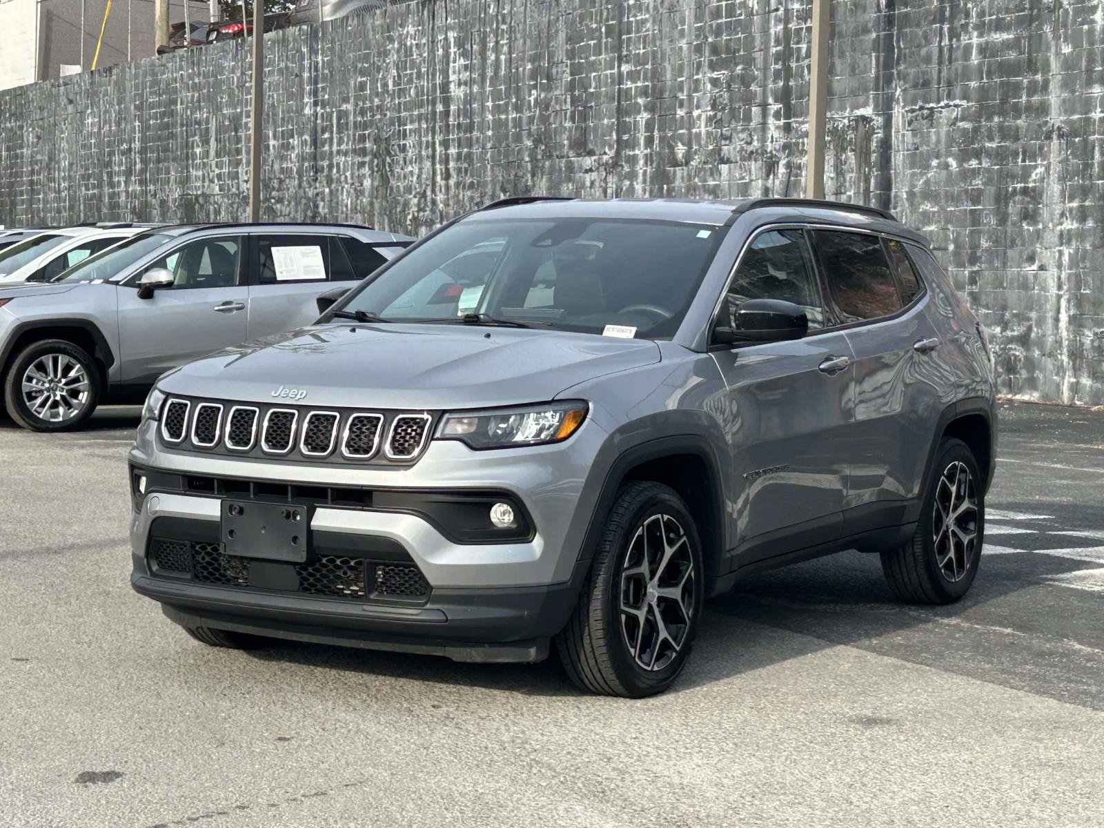 Used 2024 Jeep Compass Latitude AWD/4WD image 3