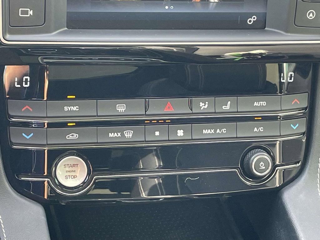 Used 2018 Jaguar F-PACE R-Sport image 29