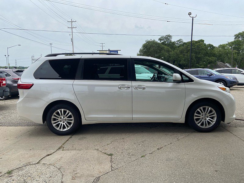 Used 2017 Toyota Sienna XLE w/ XLE Navigation Package FWD image 6
