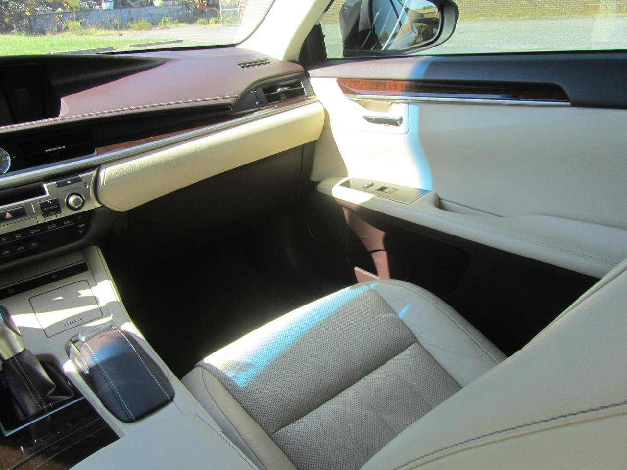 Used 2016 Lexus ES 350 w/ Luxury Pkg & Navigation w/ Luxury Package w/Wood Trim FWD image 14