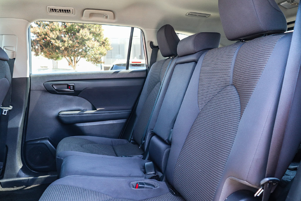 Used 2022 Toyota Highlander LE FWD image 17