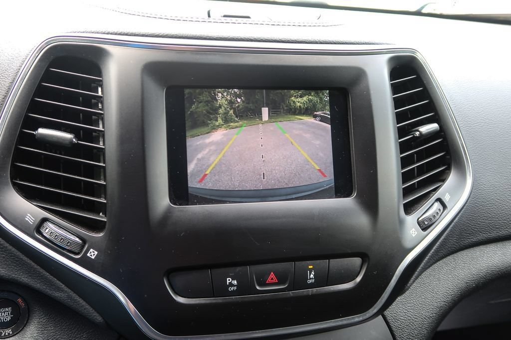 Used 2021 Jeep Cherokee Latitude Plus AWD/4WD image 30