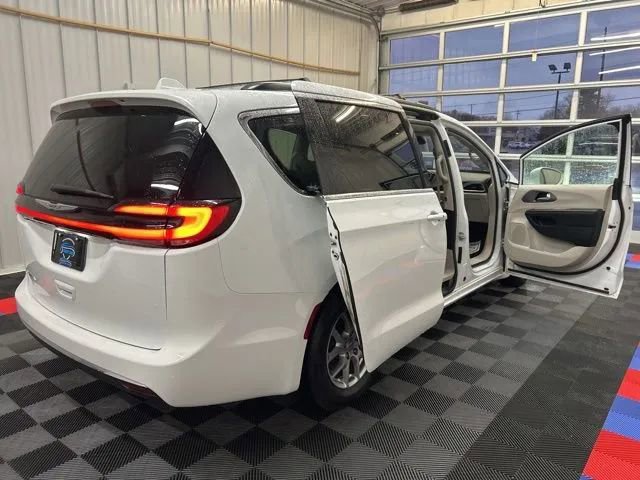 Used 2022 Chrysler Pacifica Touring-L image 10