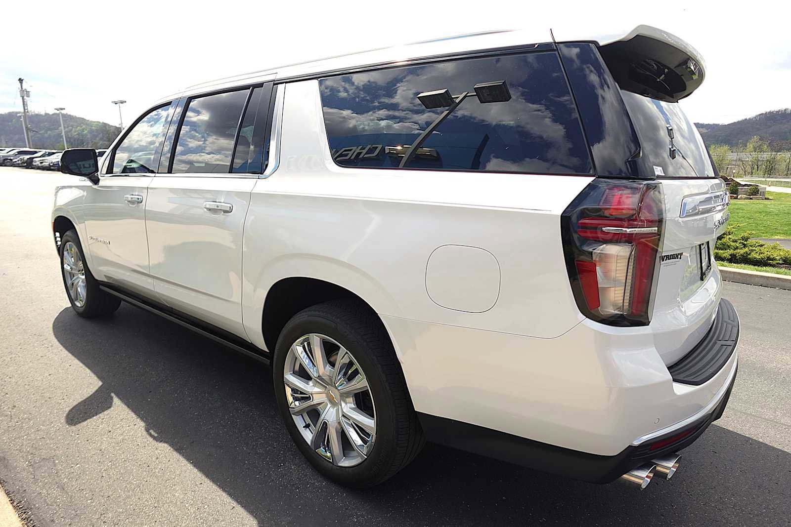 Used 2024 Chevrolet Suburban High Country AWD/4WD image 5