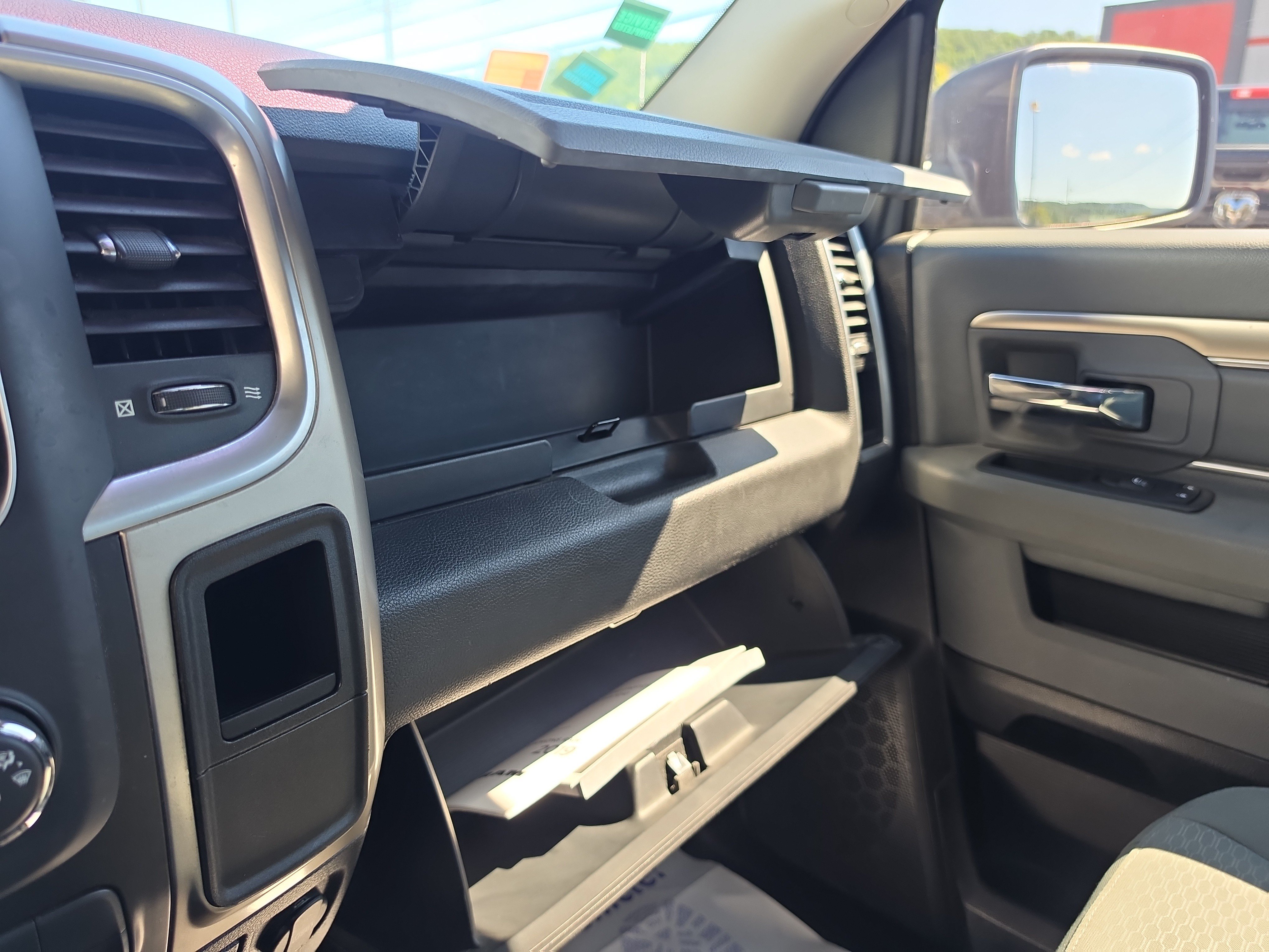 Used 2019 RAM 1500 Classic SLT AWD/4WD image 32