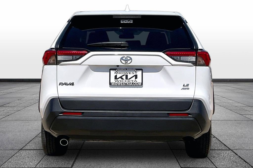 Used 2024 Toyota RAV4 LE AWD/4WD image 4