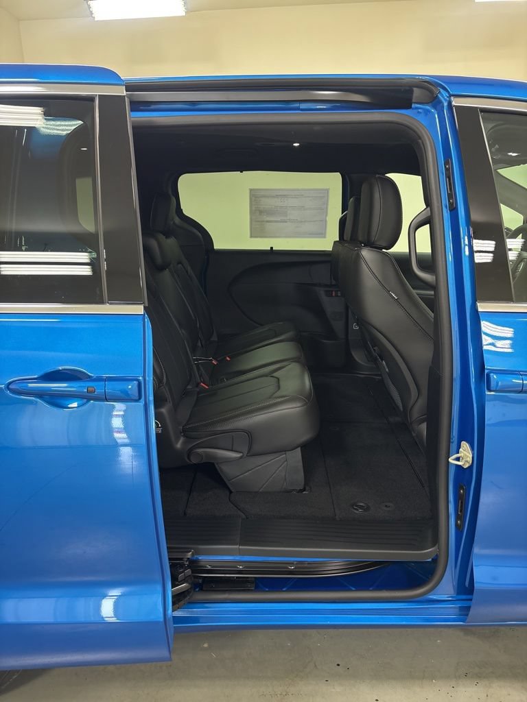 New 2027 Chrysler Pacifica Select FWD image 31
