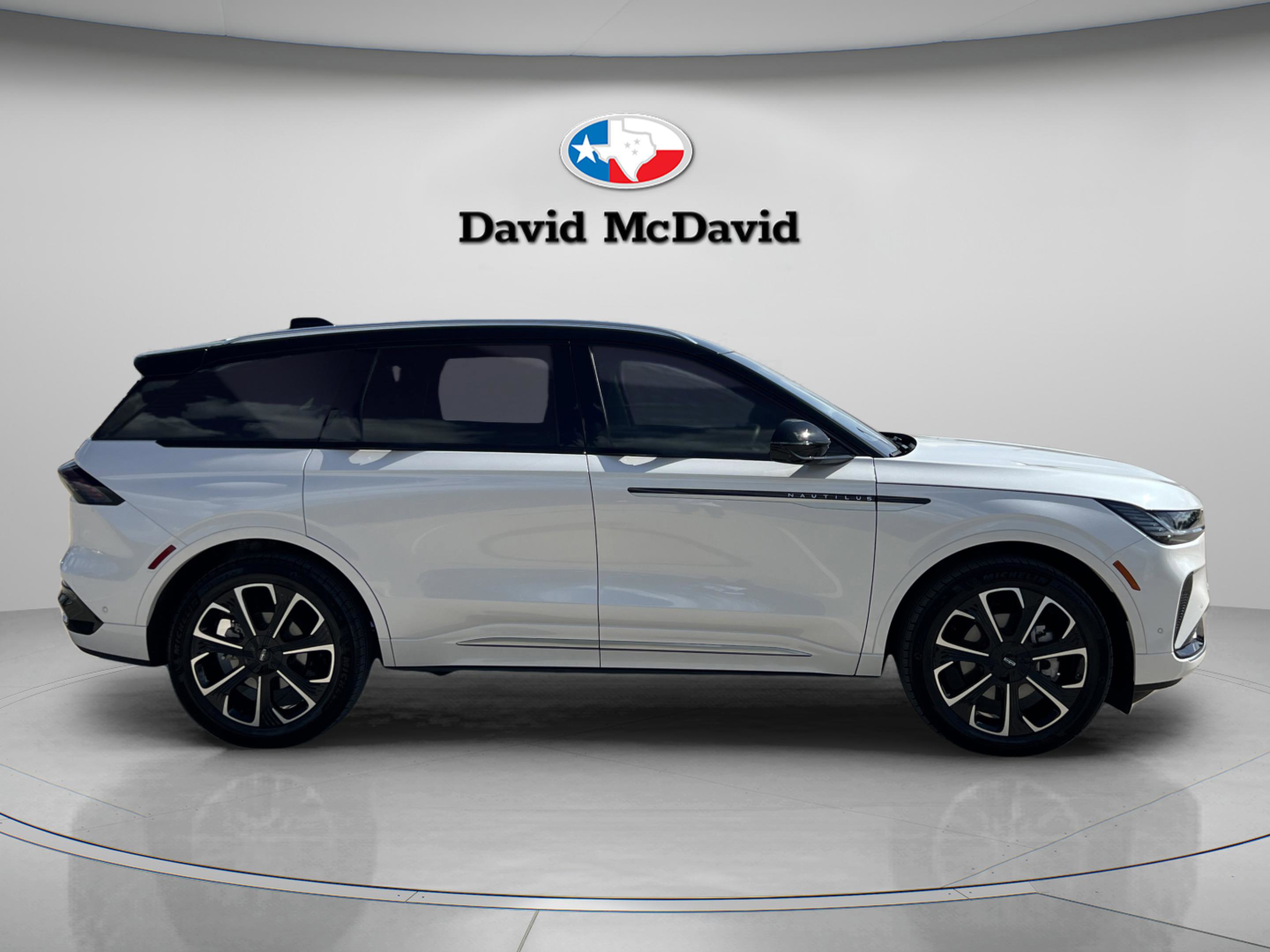 Used 2024 Lincoln Nautilus Reserve w/ Equipment Group 202A image 8