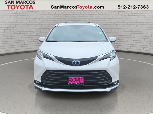 Used 2025 Toyota Sienna XLE image 2