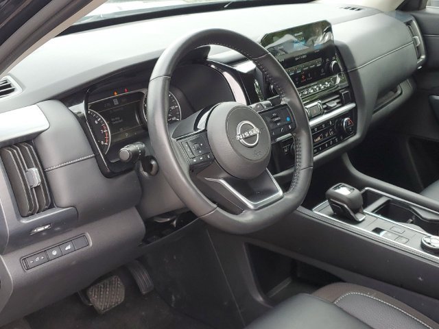 Used 2025 Nissan Pathfinder SL AWD/4WD image 7