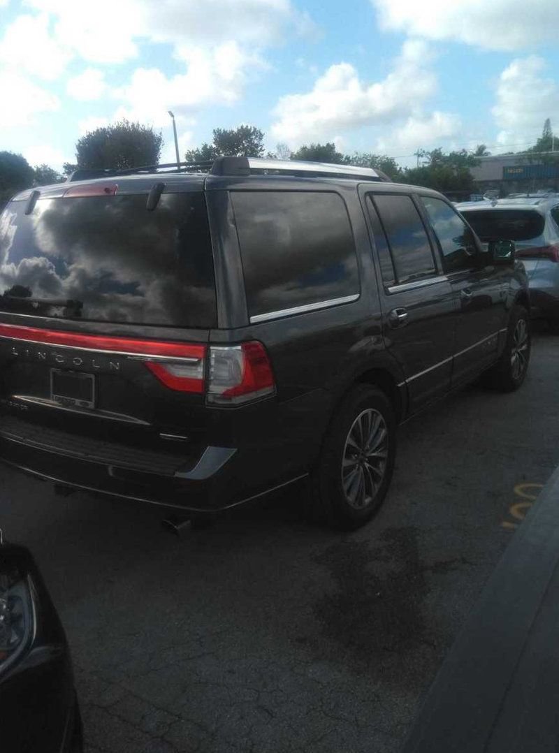 Used 2016 Lincoln Navigator Select RWD image 2
