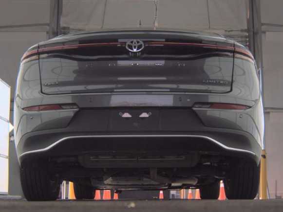 Used 2023 Toyota Crown Limited image 8