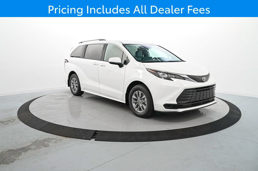 New 2026 Toyota Sienna LE FWD image 3