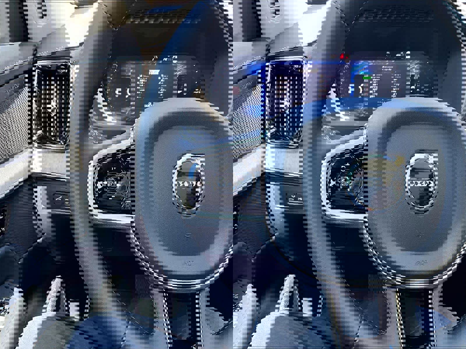 Used 2025 Volvo XC90 T8 Ultra w/ Protection Package Premier image 20