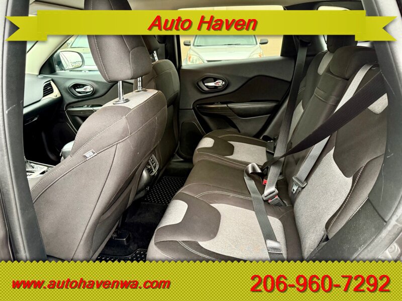 Used 2014 Jeep Cherokee Latitude AWD/4WD image 11