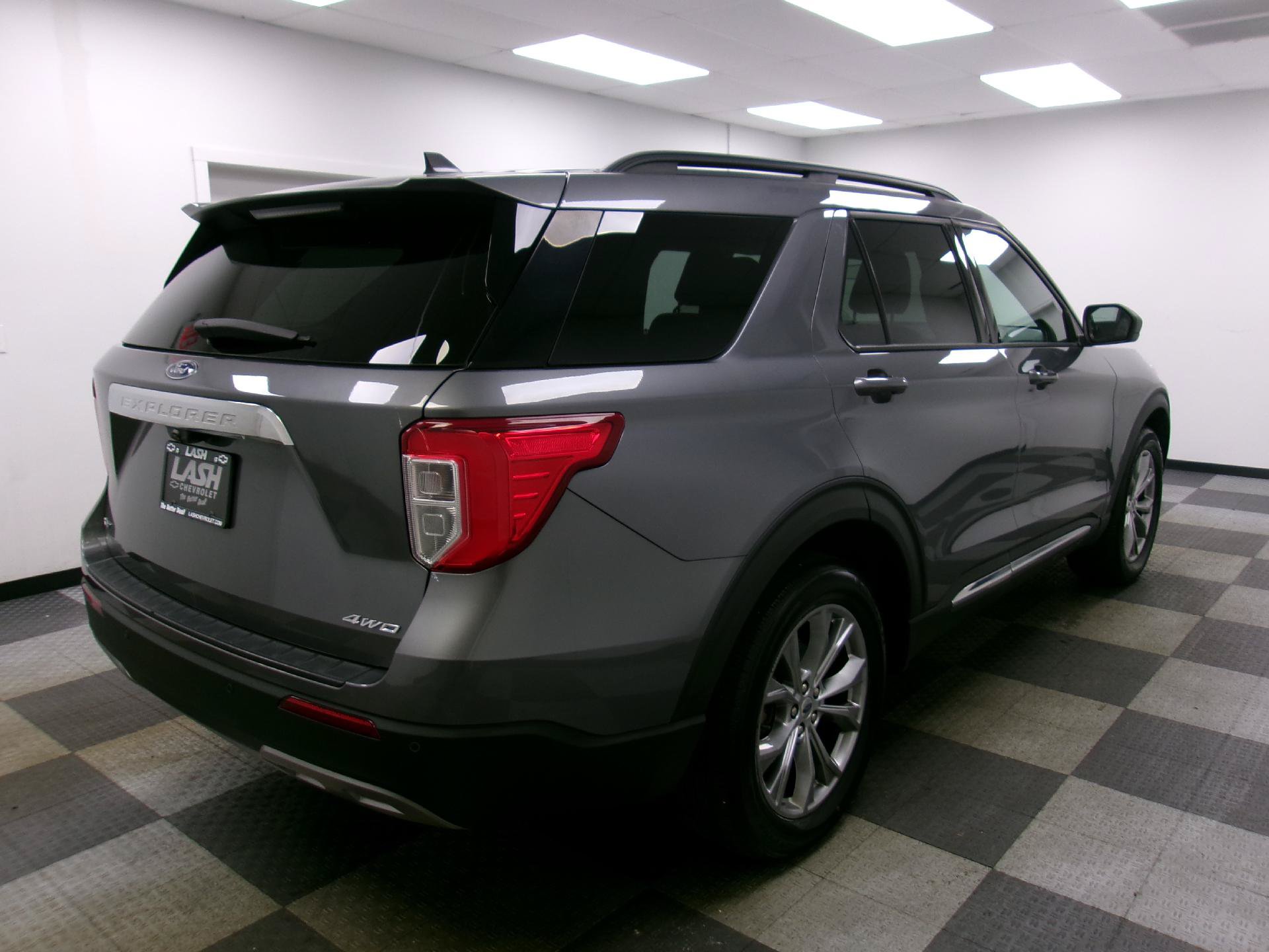 Used 2022 Ford Explorer XLT w/ Equipment Group 202A AWD/4WD image 14