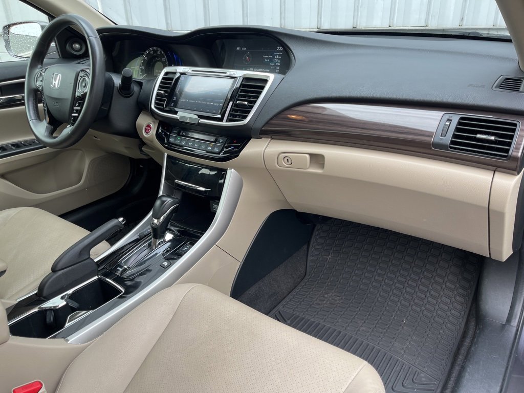 Used 2017 Honda Accord Touring image 3