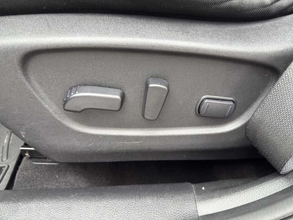 Used 2018 Nissan Rogue SV AWD/4WD image 11