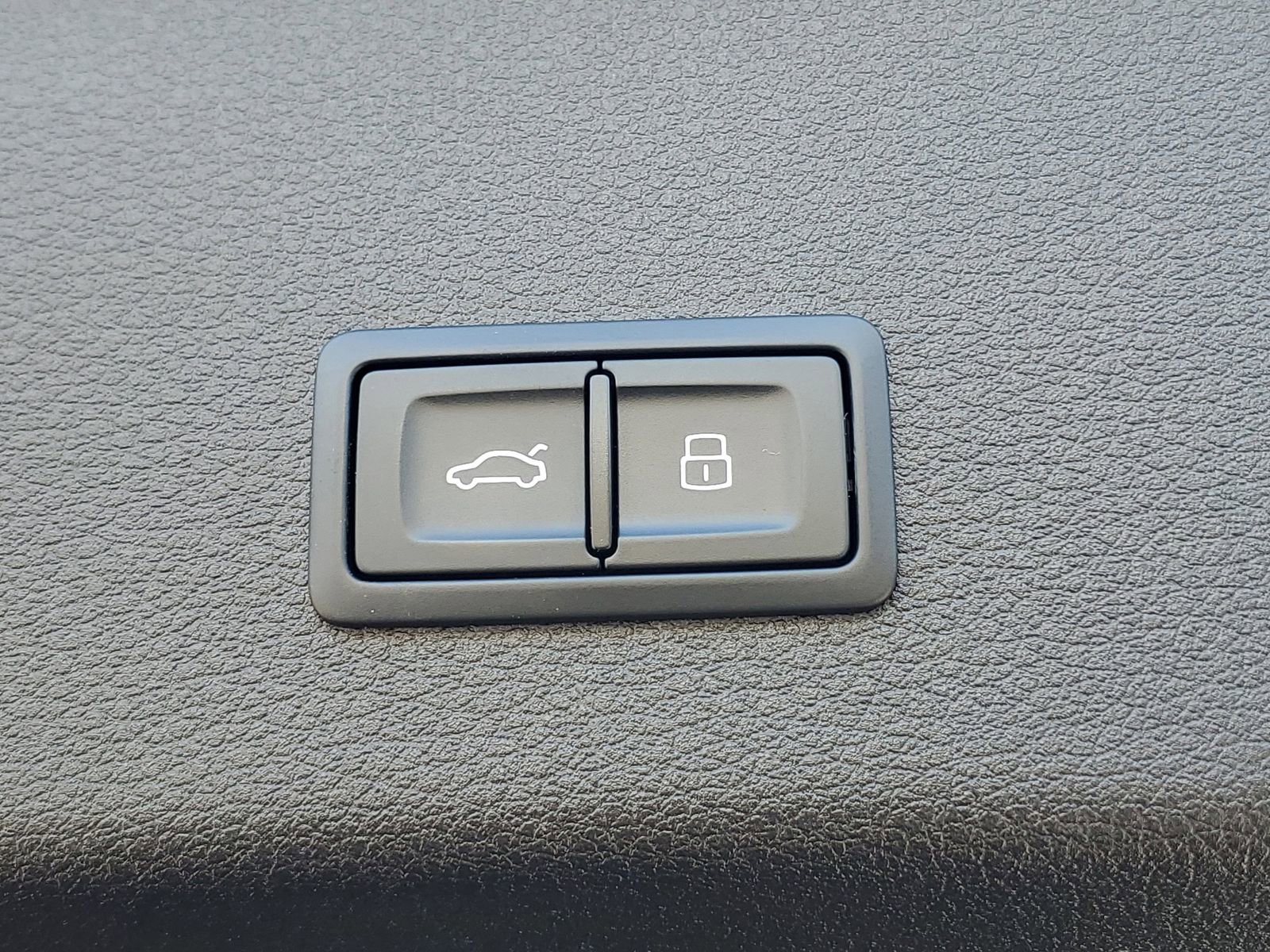 Used 2023 Audi e-tron Premium w/ Convenience Plus Package image 10