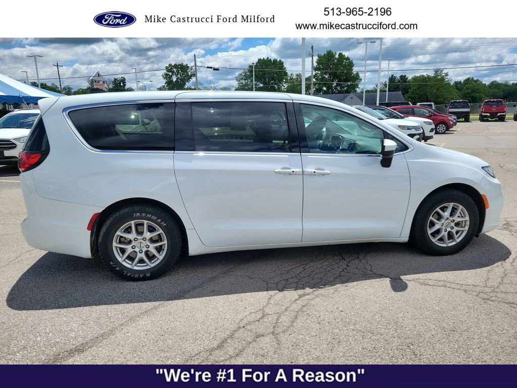 Used 2023 Chrysler Pacifica Touring-L FWD image 6