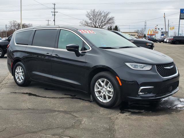 Used 2025 Chrysler Pacifica Select image 2