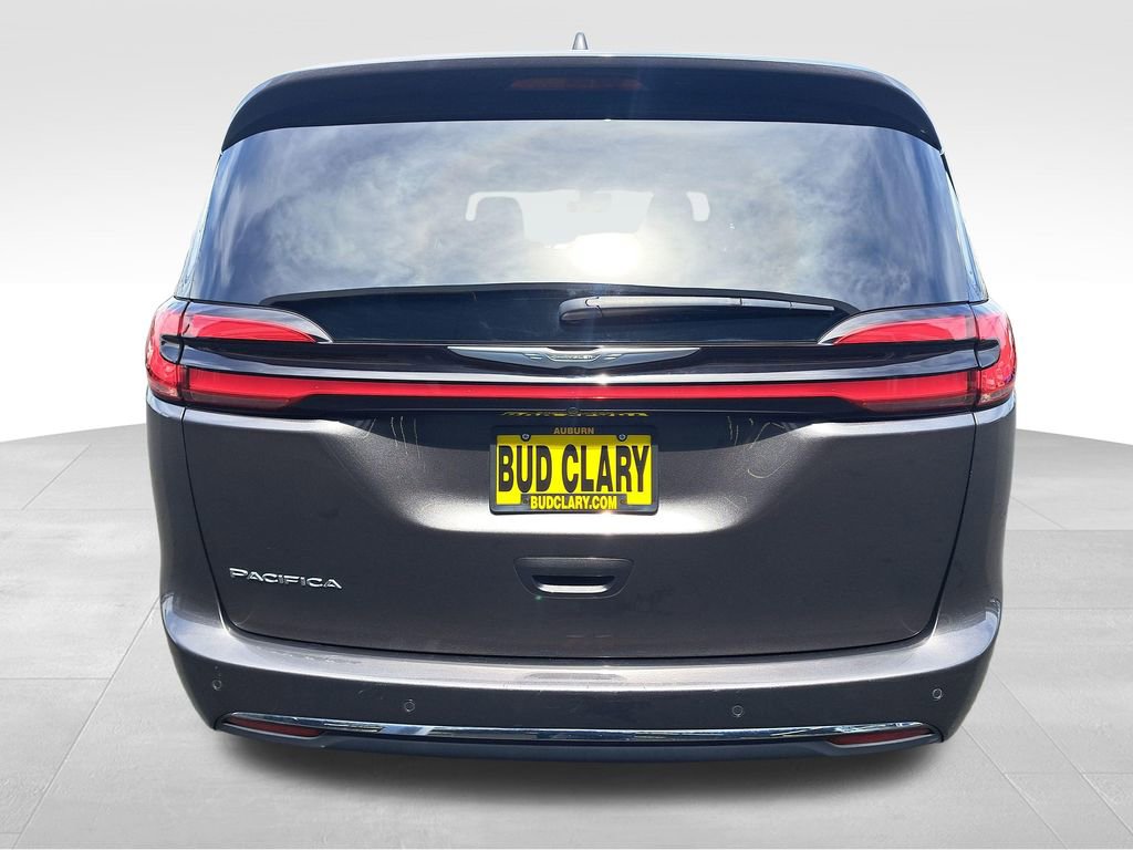 Used 2023 Chrysler Pacifica Touring-L FWD image 5