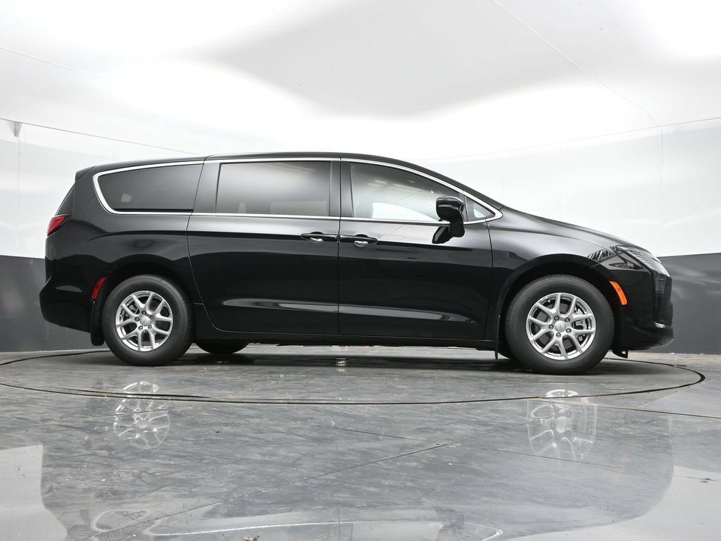 New 2027 Chrysler Pacifica Select FWD image 36